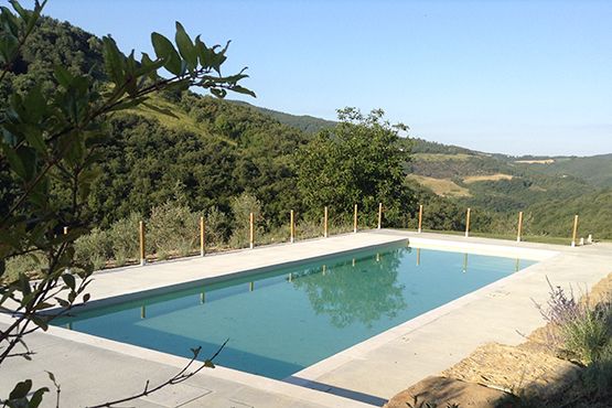 Bien-être et nature: piscine panoramique à la campagne. Tourisme à la ferme Gaiattone Assise, Ombrie, Italie